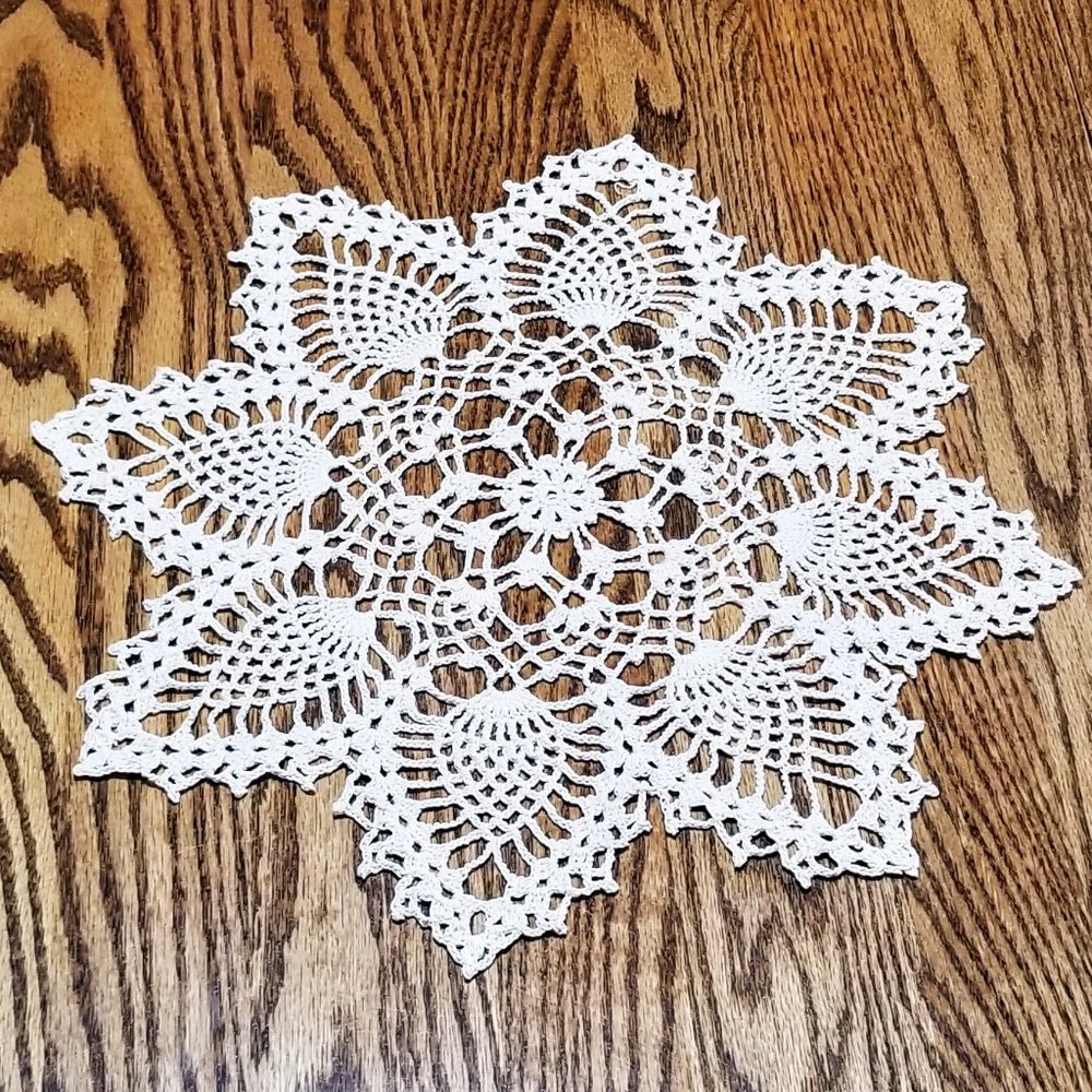 Vintage Style New Hand Crafted 14 3/4" Center Pineapple Natural Colored Doily - Picture 1 of 3